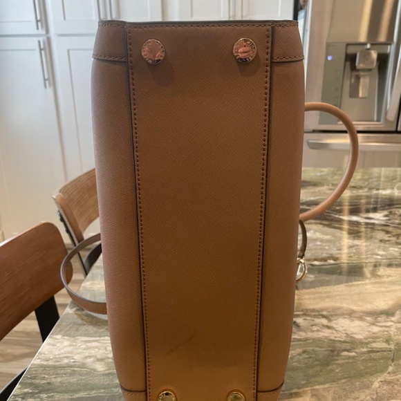 Beautiful mid size tote by Michael Kors - Picture 4 of 10